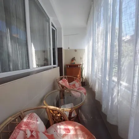 Family Style, Main Street, 20 Minutes From The Sea Apartment