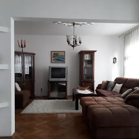 Family Style, Main Street, 20 Minutes From The Sea Apartment *